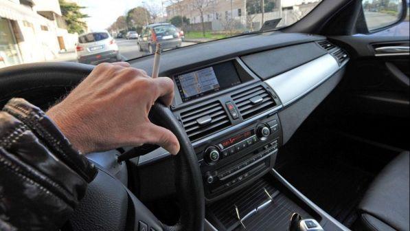 Codice strada, M5s: "Stop smartphone alla guida, in arrivo sanzioni pesanti"
