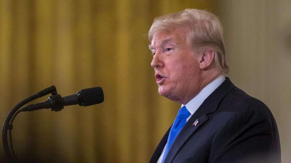 Gilet gialli, Trump incalza Macron: "Forse tempo di abbassare tasse"