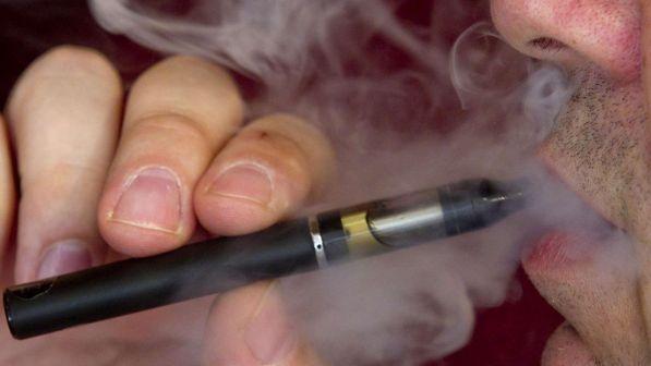 Usa, la sigaretta elettronica gli esplode in faccia: morto un 24enne