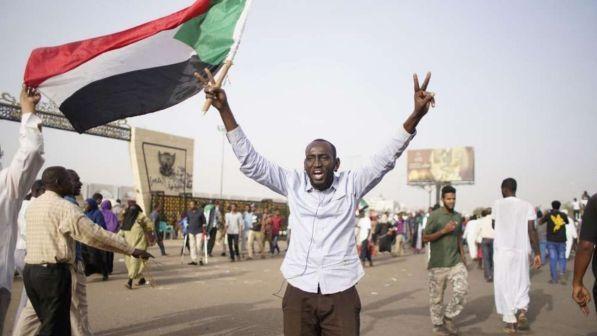 Sudan, il ministro della Difesa: "Due anni di transizione militare"