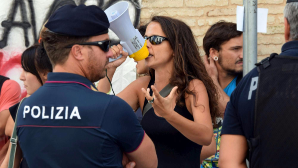 Lotta al caporalato, la figlia del ministro Padoan manifesta con i migranti a Foggia