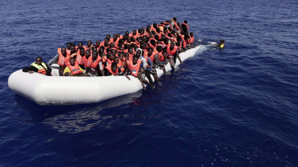 Sicilia, salvati 1.800 migranti: in un gommone trovati 3 cadaveri