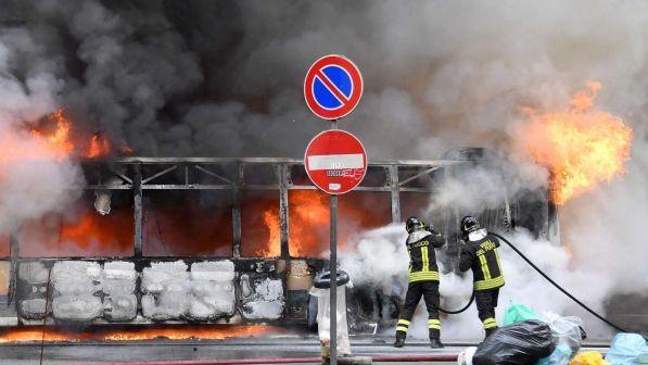 Roma, bus in fiamme: autista si salva uscendo dal finestrino