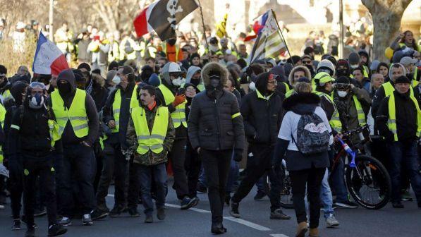 Protesta dei gilet gialli a Parigi: 74 persone in custodia cautelare