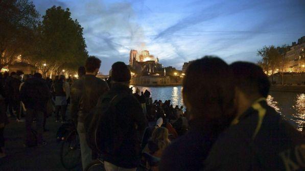 Incendio Notre-Dame, Macron: peggio evitato,la ricostruiremo insieme