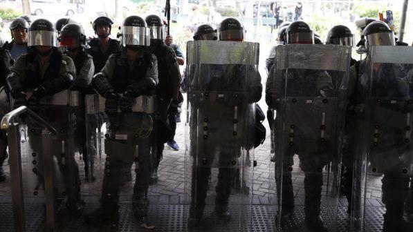 Hong Kong, la polizia usa lacrimogeni per disperdere i manifestanti