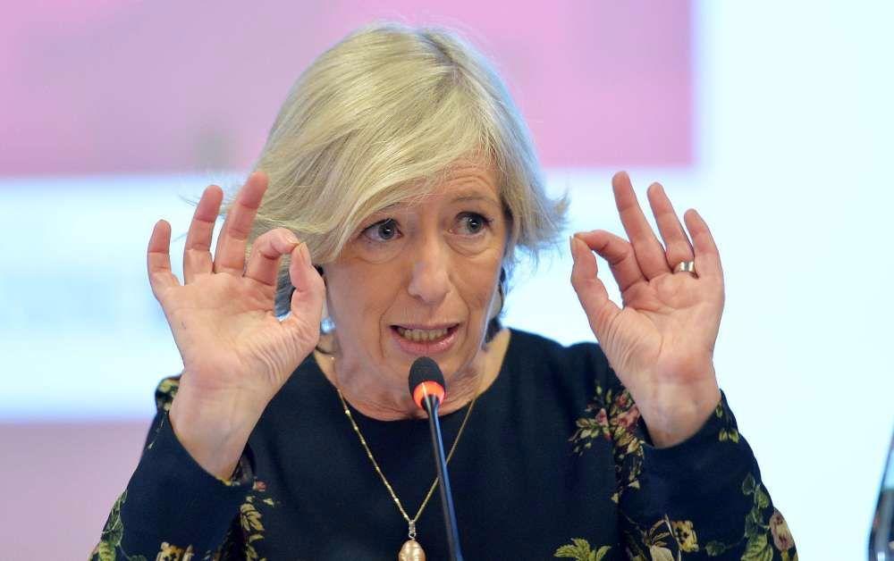 Scuola, i compiti a casa diminuiranno: parola di ministro