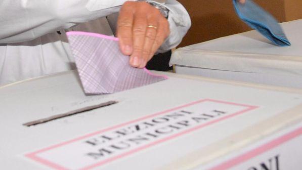 Napoli, 321 tessere elettorali in casa: tre persone arrestate a Sant'Antimo