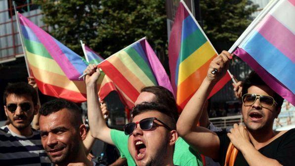 Turchia, cariche della polizia al Trans Pride vietato a Istanbul