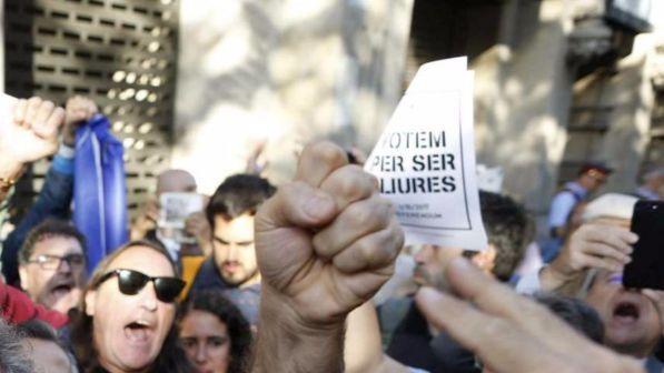 Catalogna, tafferugli fra manifestanti e Guardia Civil