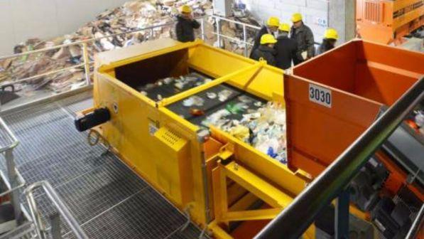 Prende un monopattino dall'immondizia, azienda per i rifiuti licenzia per furto un'operatrice