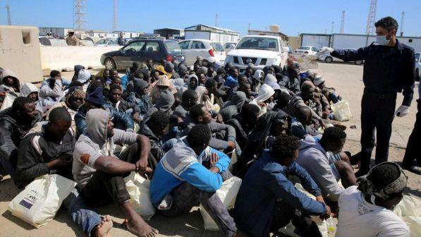 Msf: "In Libia 700mila migranti, torture nelle prigioni clandestine"
