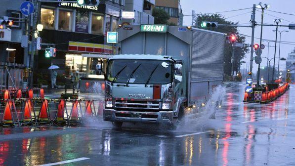 Giappone, massima allerta per l'arrivo del tifone "Jebi"