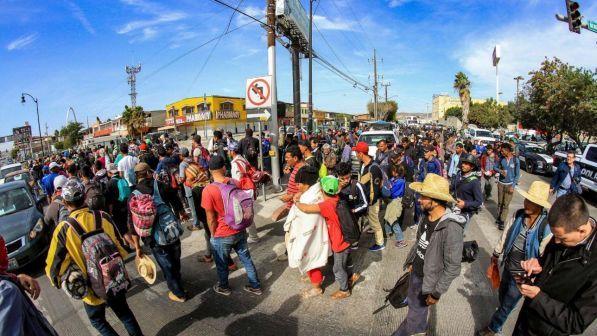 Carovana migranti, Usa chiudono il confine e lanciano lacrimogeni