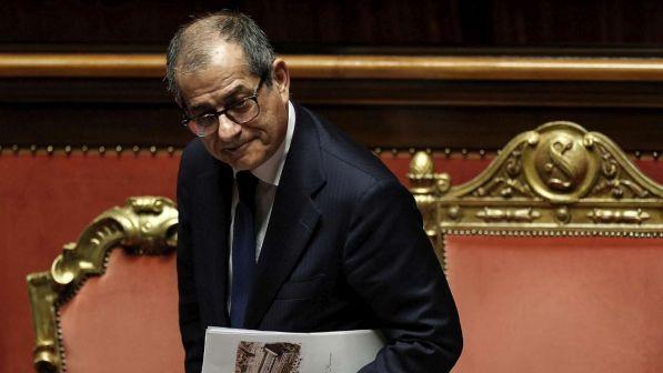 Tria: "Stiamo cercando spese da tagliare per evitare aumento Iva"