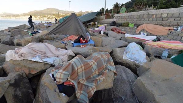 Ventimiglia, gruppo di migranti raggiunge le acque francesi