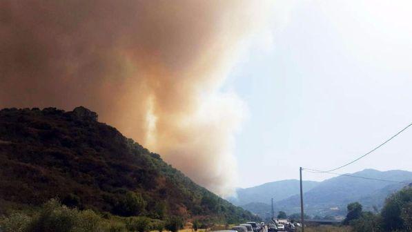 Incendi nel Messinese, evacuata una casa di riposo