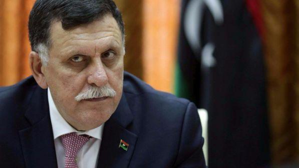 Migranti, il premier libico Al Sarraj: "Bombardiamo gli scafisti"