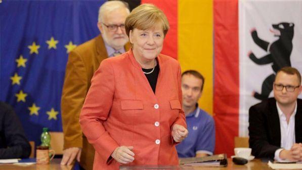 Elezioni in Germania: Merkel in testa, volano i populisti | Grosse Koalition a rischio, appello della cancelliera