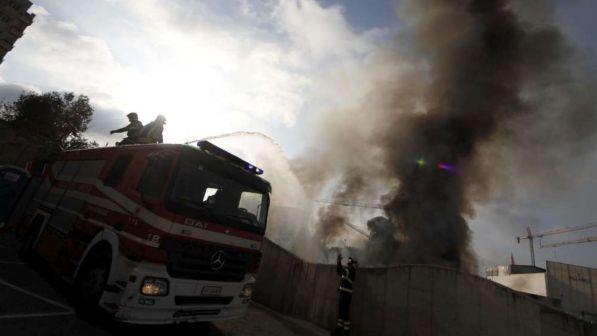 Roma, in fiamme una baracca in un campo rom: un morto carbonizzato