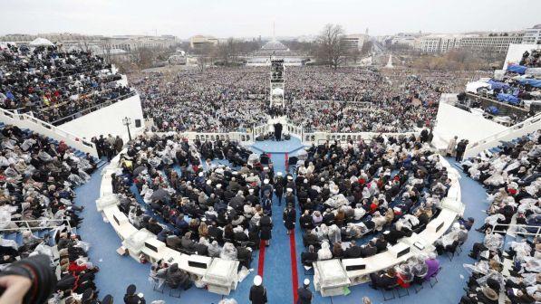 Guardian: "Le foto dell'inaugurazione della presidenza Trump furono manipolate"