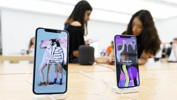 Gb, Femministe contro Apple: "Gli iPhone sono troppo grandi per le mani delle donne"
