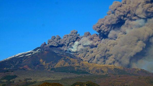 Catania, l'aeroporto di nuovo chiuso per l'eruzione dell'Etna