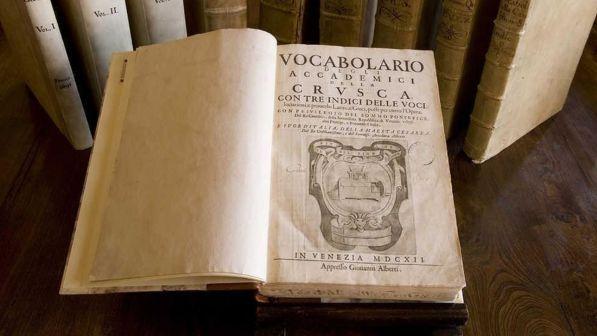 Verbi transitivi, la Crusca precisa: "La regola non vale per entrare e uscire"