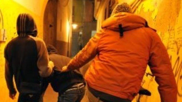 Pistoia, liceale ubriaca viene legata e bullizzata dai compagni