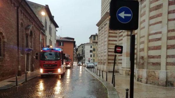 Maltempo, crollata parte del tetto del Duomo di Verona