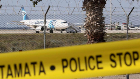 Egypt Air, un italiano tra ostaggi