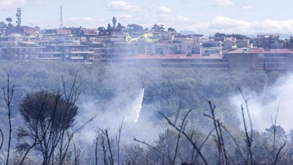 Roma, sette incendi in città: un rogo lambisce le abitazioni