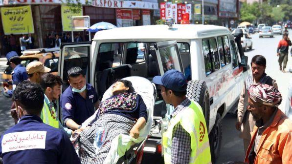 Afghanistan, kamikaze si fa esplodere a corteo: 7 morti a Kabul