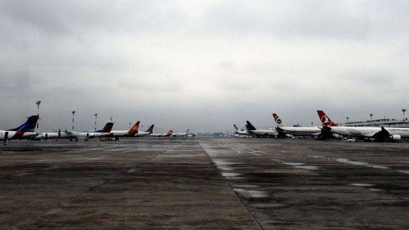 Usa, riesce a entrare nella cabina di un aereo di linea: bloccato