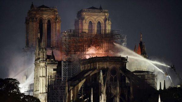 Notre-Dame, pompieri: "L'incendio è completamente spento"