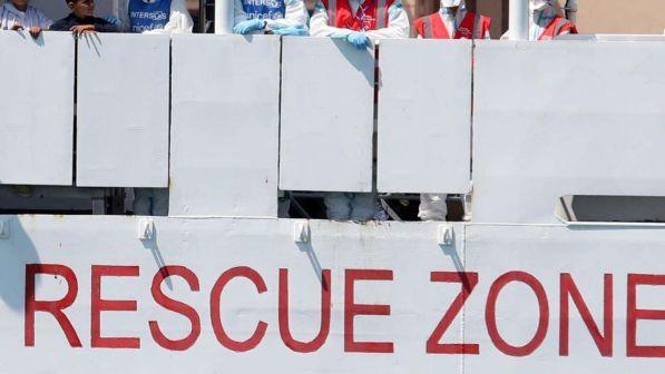 Migranti, Toninelli: la nave Diciotti attraccherà al porto di Catania | Il Viminale: "Nessuna autorizzazione per lo sbarco"