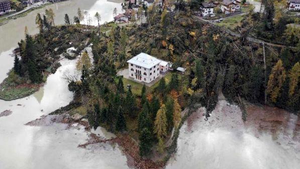 Maltempo: allerta rossa sul Veneto | Frana nel Bellunese, paesi isolati | Turista tedesca uccisa da fulmine in Sardegna