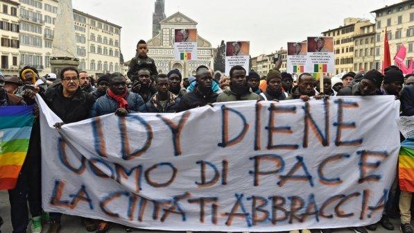 Firenze, ambulante senegalese ucciso in strada: 16 anni al killer