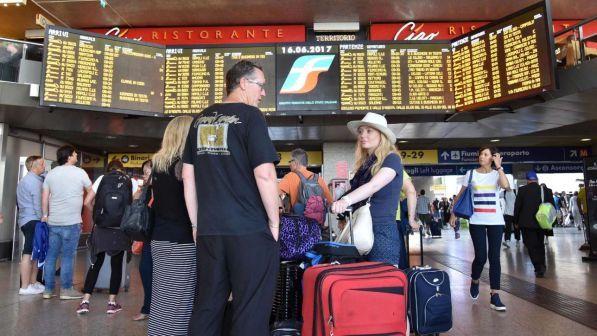 Scioperi, settimana nera per i viaggiatori: mercoledì si fermano i treni e mezzi pubblici, venerdì gli aerei