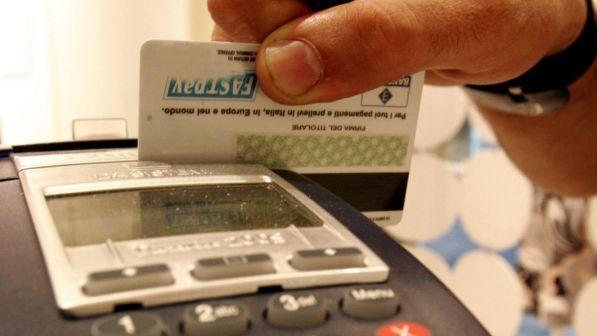Confindustria propone una tassa sui contanti per combattere l'evasione fiscale