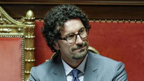Toninelli sospende la Gronda di Genova: è polemica | Toti: "Scelta scellerata"