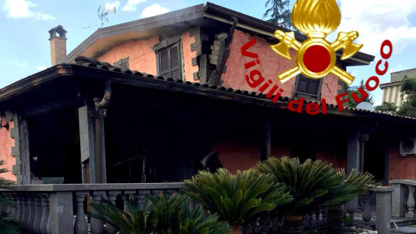 Esplosione in una villa vicino a Roma, carbonizzato un uomo dei Casamonica: voleva punire il proprietario