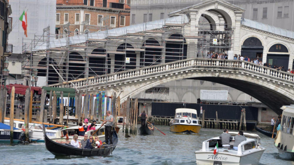Venezia, un marinaio neozelandese si butta dal Ponte di Rialto e cade su un taxi: è in rianimazione