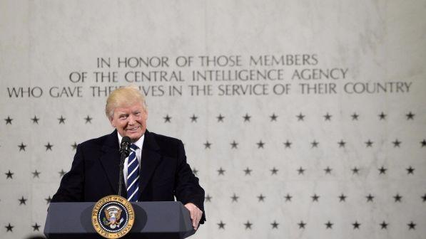 Trump alla Cia, ex direttore 007 Usa: comportamento vergognoso