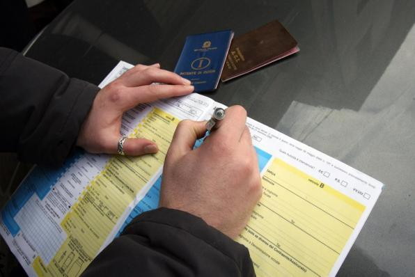 Truffa alle assicurazioni a Napoli, coinvolti 18 avvocati: quasi tremila le pratiche intercettate
