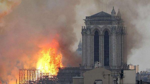 Incendio a Notre-Dame, portavoce: "Brucia tutto, non resterà nulla"