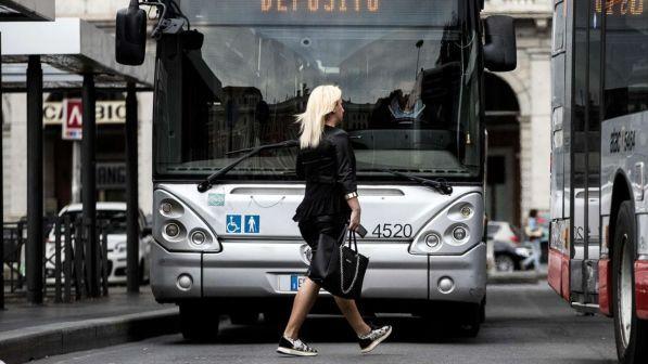 Roma,incidente tra due bus e un'auto in centro: quattro feriti lievi