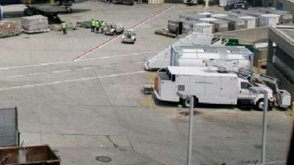 Usa, paura all'aeroporto di Newark: volo United finisce fuori pista