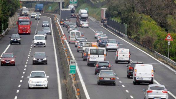 Voghera, crede di aver dimenticato il portafogli e guida per 6 km contromano
