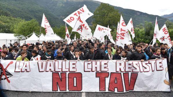 Val di Susa, No Tav aprono la cancellata e oltrepassano la barriera